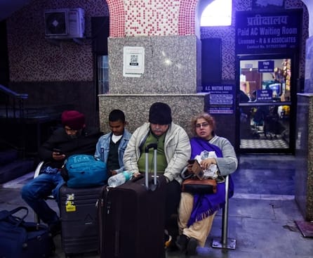 ट्रेनें लेट होने से चारबाग स्टेशन के प्लेटफार्म व प्रतीक्षालय में यात्री बैठे  इंतजार करते रहे।