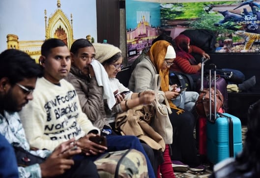 ट्रेनें लेट होने से चारबाग स्टेशन के प्लेटफार्म व प्रतीक्षालय में यात्री बैठे  इंतजार करते रहे।