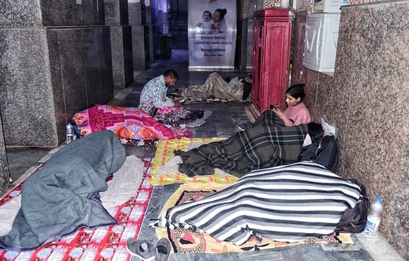 ट्रेनें लेट होने से चारबाग स्टेशन के प्लेटफार्म व प्रतीक्षालय में यात्री बैठे  इंतजार करते रहे।