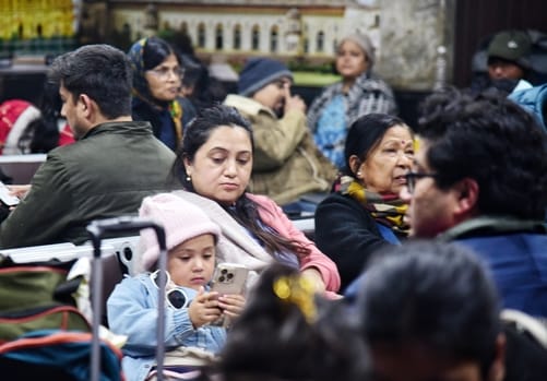 ट्रेनें लेट होने से चारबाग स्टेशन के प्लेटफार्म व प्रतीक्षालय में यात्री बैठे  इंतजार करते रहे।