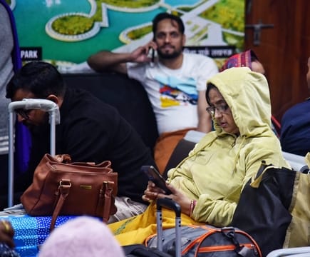 ट्रेनें लेट होने से चारबाग स्टेशन के प्लेटफार्म व प्रतीक्षालय में यात्री बैठे  इंतजार करते रहे।