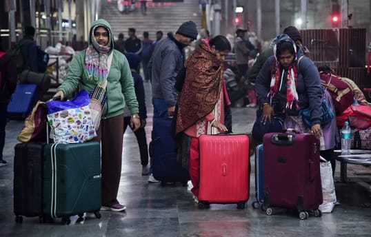 ट्रेनें लेट होने से चारबाग स्टेशन के प्लेटफार्म व प्रतीक्षालय में यात्री बैठे  इंतजार करते रहे।