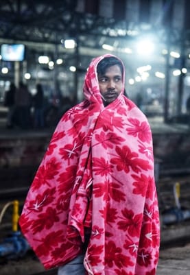 ट्रेनें लेट होने से चारबाग स्टेशन के प्लेटफार्म व प्रतीक्षालय में यात्री बैठे  इंतजार करते रहे।