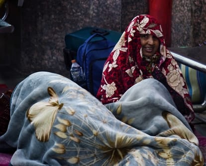ट्रेनें लेट होने से चारबाग स्टेशन के प्लेटफार्म व प्रतीक्षालय में यात्री बैठे  इंतजार करते रहे।