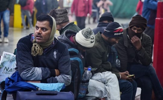 ट्रेनें लेट होने से चारबाग स्टेशन के प्लेटफार्म व प्रतीक्षालय में यात्री बैठे  इंतजार करते रहे।