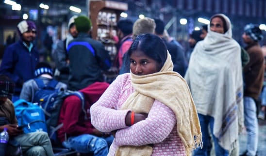 ट्रेनें लेट होने से चारबाग स्टेशन के प्लेटफार्म व प्रतीक्षालय में यात्री बैठे  इंतजार करते रहे।