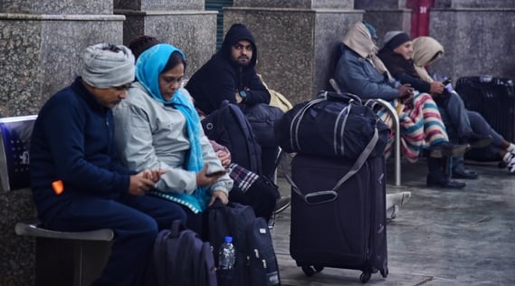 ट्रेनें लेट होने से चारबाग स्टेशन के प्लेटफार्म व प्रतीक्षालय में यात्री बैठे  इंतजार करते रहे।