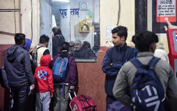 ट्रेनें लेट होने से चारबाग स्टेशन के प्लेटफार्म व प्रतीक्षालय में यात्री बैठे  इंतजार करते रहे।