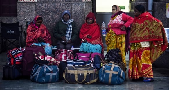 ट्रेनें लेट होने से चारबाग स्टेशन के प्लेटफार्म व प्रतीक्षालय में यात्री बैठे  इंतजार करते रहे।