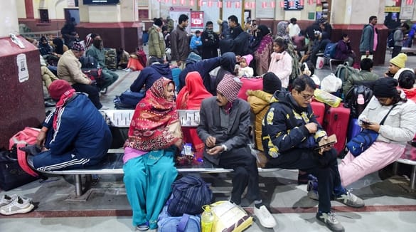 ट्रेनें लेट होने से चारबाग स्टेशन के प्लेटफार्म व प्रतीक्षालय में यात्री बैठे  इंतजार करते रहे।