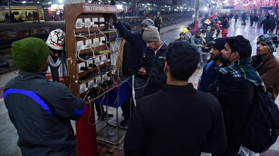 ट्रेनें लेट होने से चारबाग स्टेशन के प्लेटफार्म व प्रतीक्षालय में यात्री बैठे  इंतजार करते रहे।