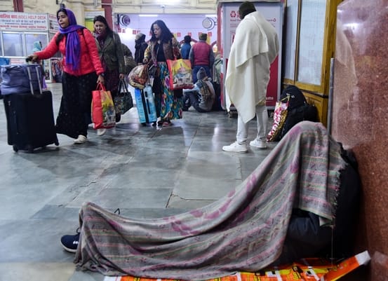 ट्रेनें लेट होने से चारबाग स्टेशन के प्लेटफार्म व प्रतीक्षालय में यात्री बैठे  इंतजार करते रहे।