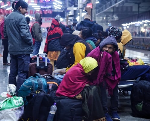 ट्रेनें लेट होने से चारबाग स्टेशन के प्लेटफार्म व प्रतीक्षालय में यात्री बैठे  इंतजार करते रहे।