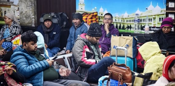 ट्रेनें लेट होने से चारबाग स्टेशन के प्लेटफार्म व प्रतीक्षालय में यात्री बैठे  इंतजार करते रहे।