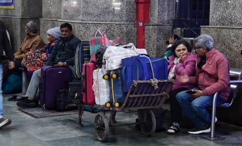 ट्रेनें लेट होने से चारबाग स्टेशन के प्लेटफार्म व प्रतीक्षालय में यात्री बैठे  इंतजार करते रहे।