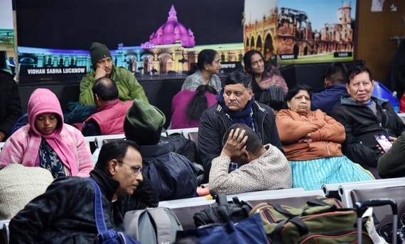 ट्रेनें लेट होने से चारबाग स्टेशन के प्लेटफार्म व प्रतीक्षालय में यात्री बैठे  इंतजार करते रहे।