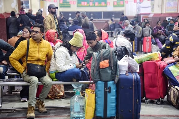 ट्रेनें लेट होने से चारबाग स्टेशन के प्लेटफार्म व प्रतीक्षालय में यात्री बैठे  इंतजार करते रहे।