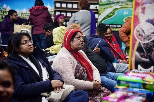 ट्रेनें लेट होने से चारबाग स्टेशन के प्लेटफार्म व प्रतीक्षालय में यात्री बैठे  इंतजार करते रहे।