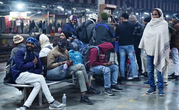ट्रेनें लेट होने से चारबाग स्टेशन के प्लेटफार्म व प्रतीक्षालय में यात्री बैठे  इंतजार करते रहे।