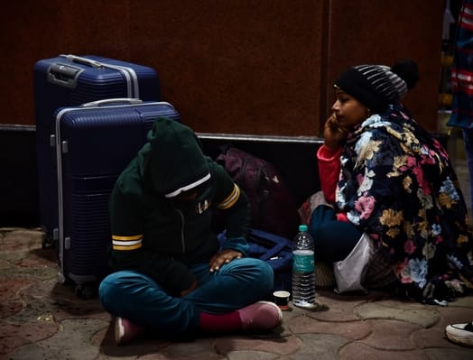 ट्रेनें लेट होने से चारबाग स्टेशन के प्लेटफार्म व प्रतीक्षालय में यात्री बैठे  इंतजार करते रहे।