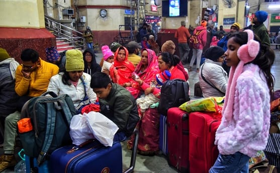 ट्रेनें लेट होने से चारबाग स्टेशन के प्लेटफार्म व प्रतीक्षालय में यात्री बैठे  इंतजार करते रहे।