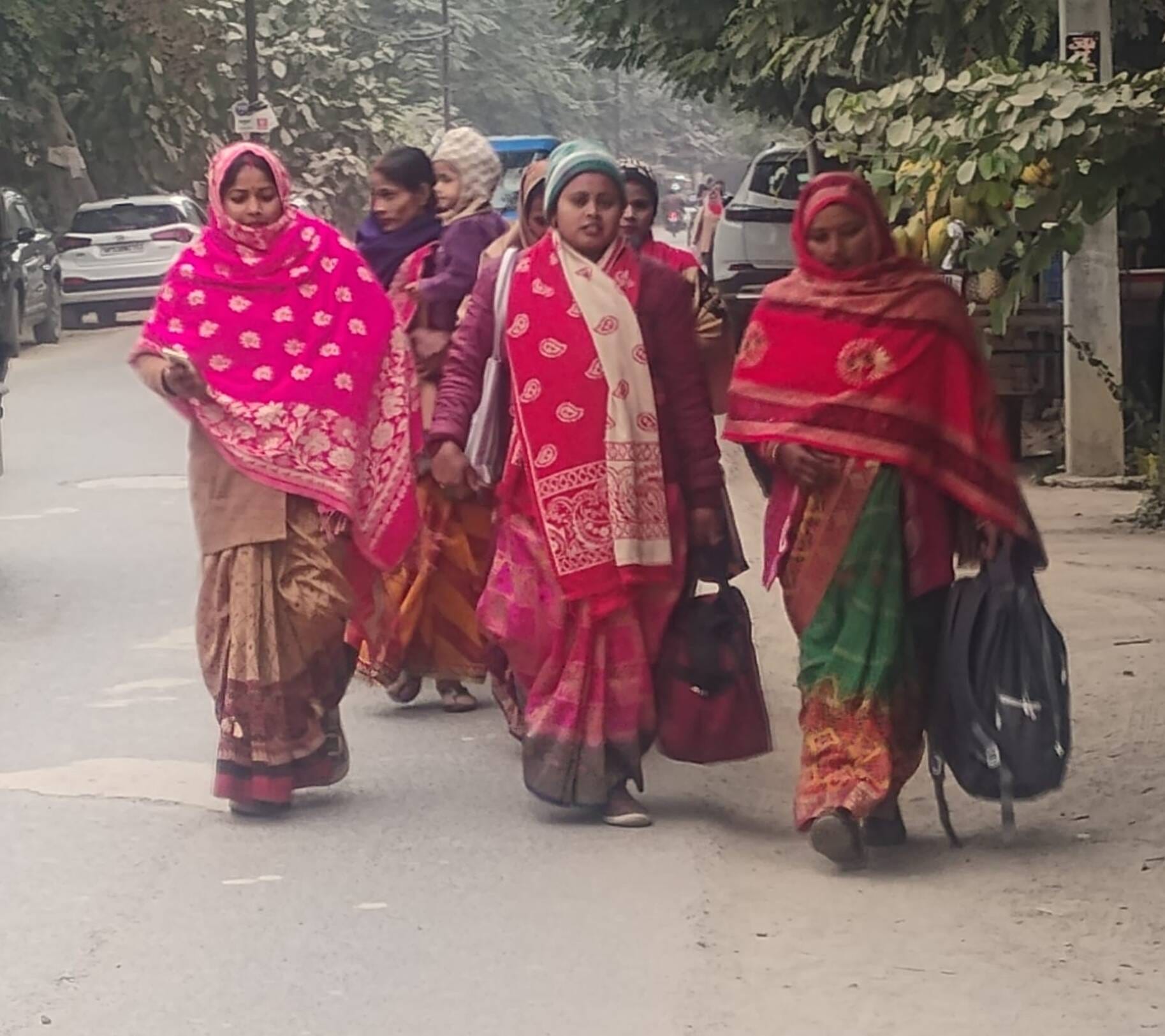 दिलदारनगर रेलवे स्टेशन पर ठंड में ठिठुरते हुए ट्रेन के इंतजार करते यात्री। संवाद