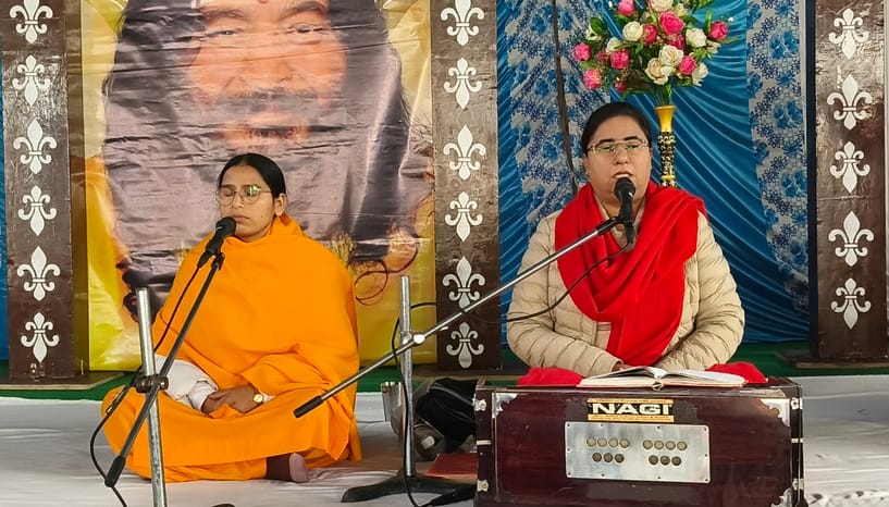 दिव्य ज्योति जागृति संस्थान आश्रम में सत्संग सुनने के लिए पहुची संगत। आयोजक दिव्य ज्योति जागृति संस्थान आश्रम में सत्संग सुनने के लिए पहुची संगत। आयोजक