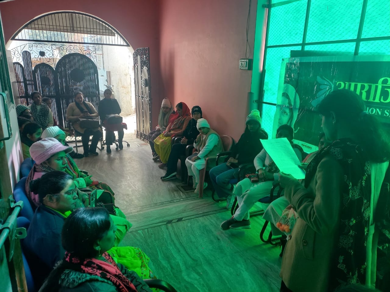 30jjrp04- अमर उजाला कार्यालय में आयोजित अपराजिता कार्यक्रम में युवतियों व महिलाओं को जानकारी दे