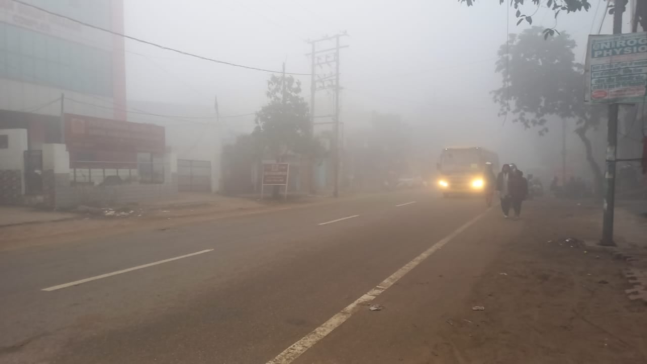 30jjrp20- शहर में लगातार दूसरे दिन भी घना कोहरा छाया रहा। कोहरे के दौरान महिलाएं सिर पर पानी भर