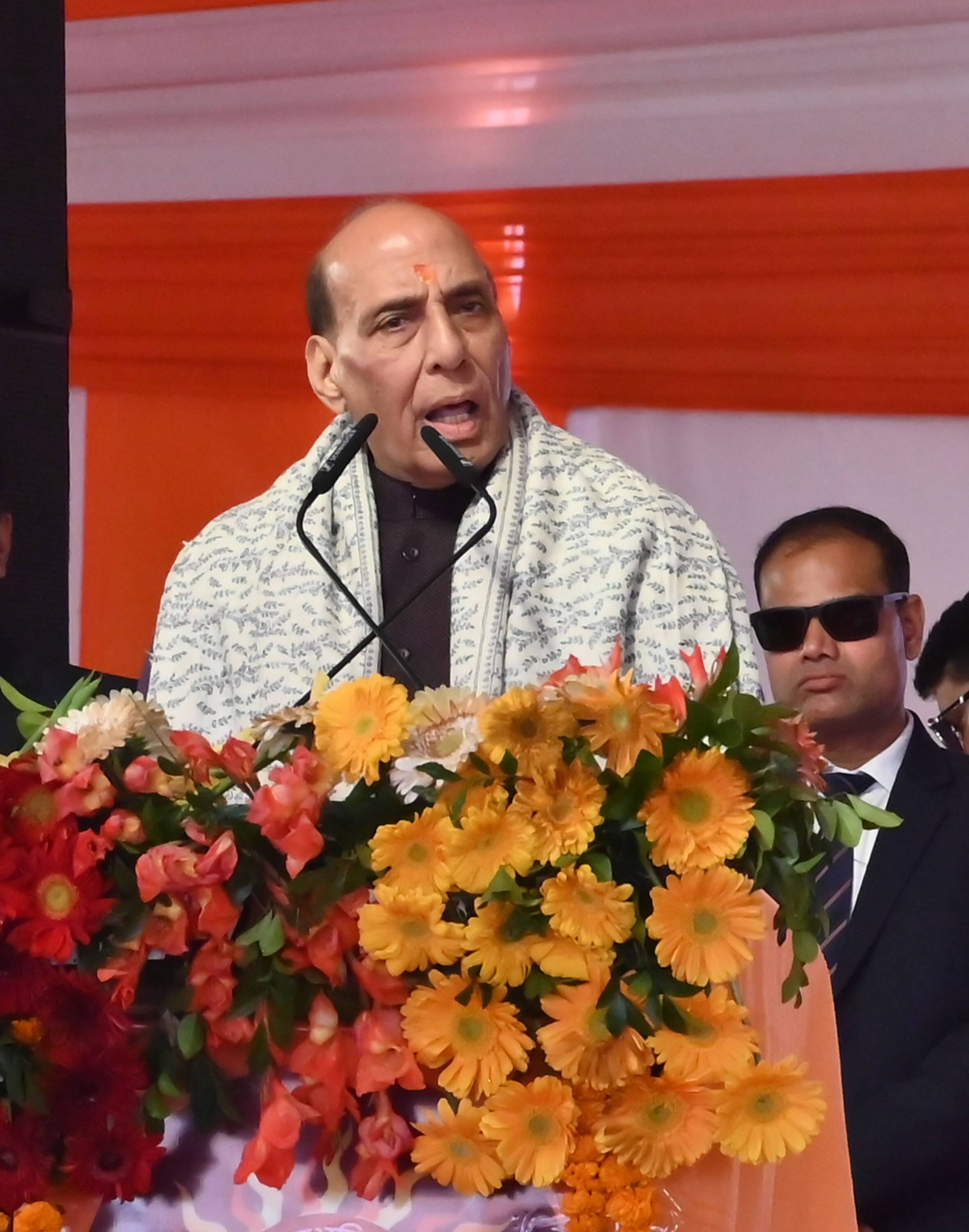 32-अंगदटीला पर आयोजित कार्यक्रम में लाेगों का हाथ जोड़कर अभिवादन स्वीकार करते रक्षा मंत्री रा