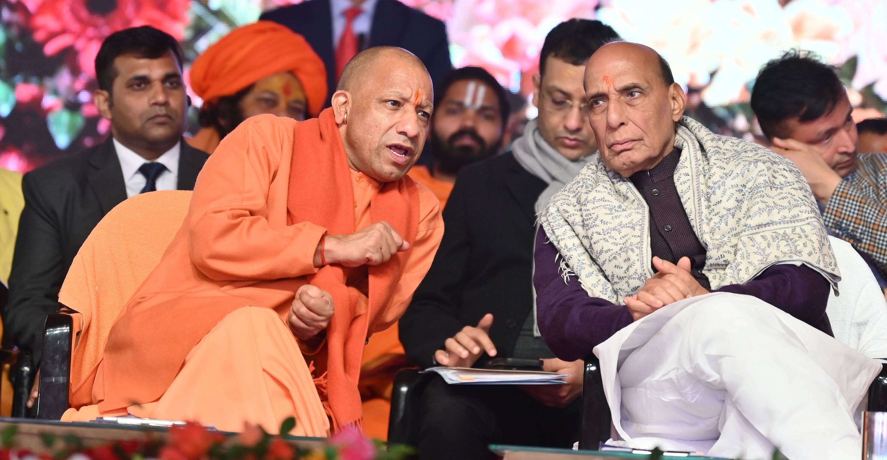 32-अंगदटीला पर आयोजित कार्यक्रम में लाेगों का हाथ जोड़कर अभिवादन स्वीकार करते रक्षा मंत्री रा