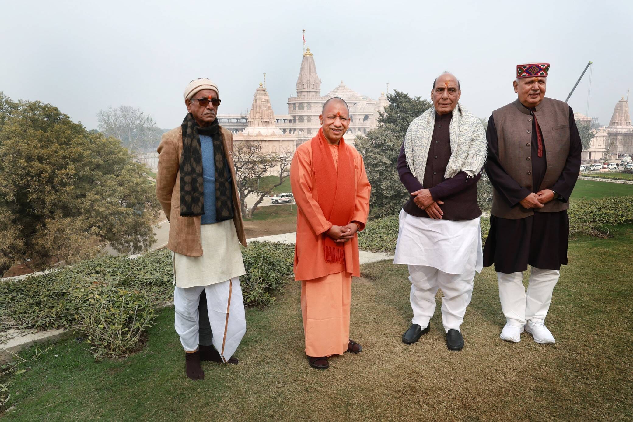 35-अंगदटीला पर आयोजित कार्यक्रम में रक्षामंत्री राजनाथ सिंह का स्वागत करते मुख्यमँत्री योगी आदि