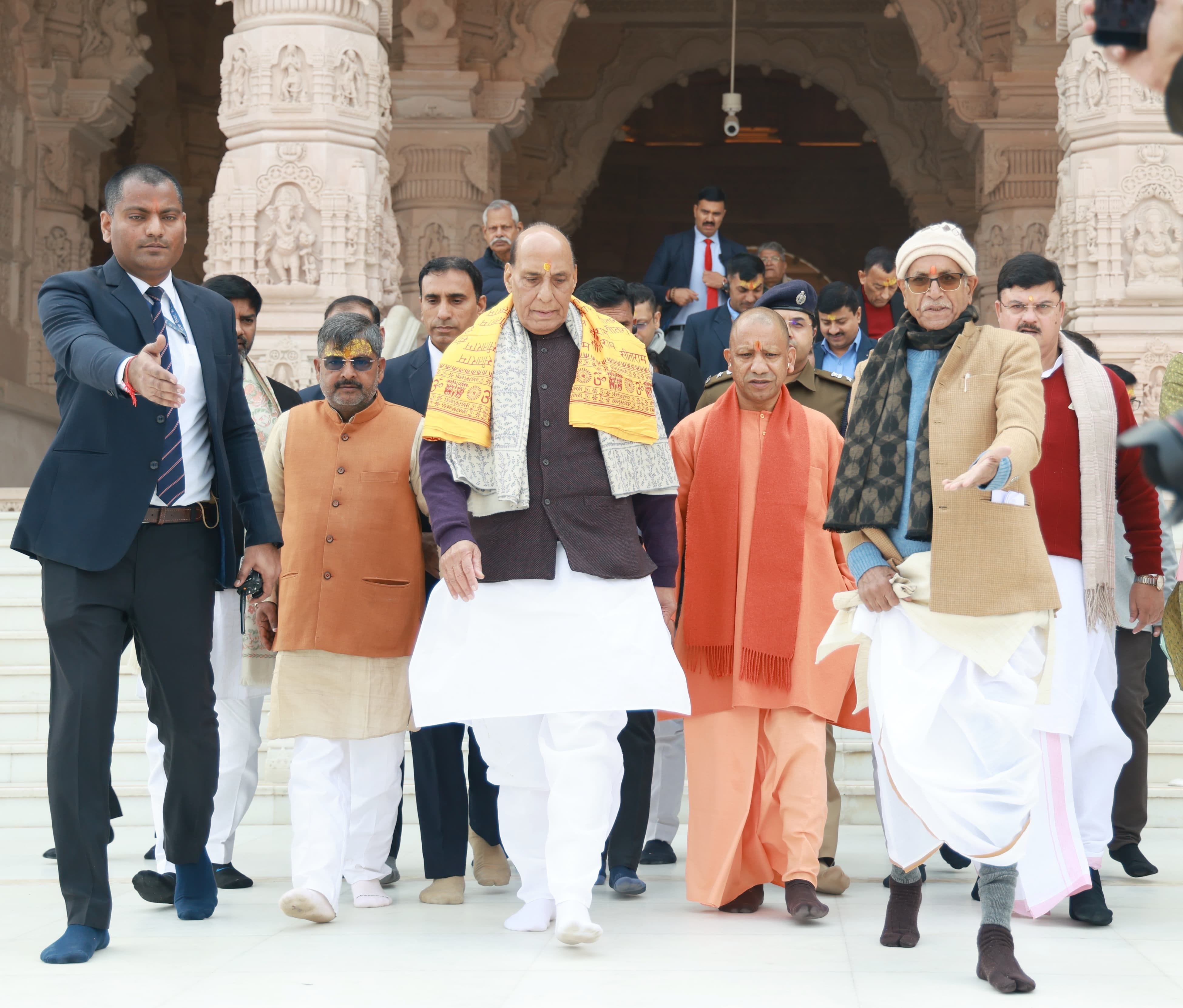35-अंगदटीला पर आयोजित कार्यक्रम में रक्षामंत्री राजनाथ सिंह का स्वागत करते मुख्यमँत्री योगी आदि