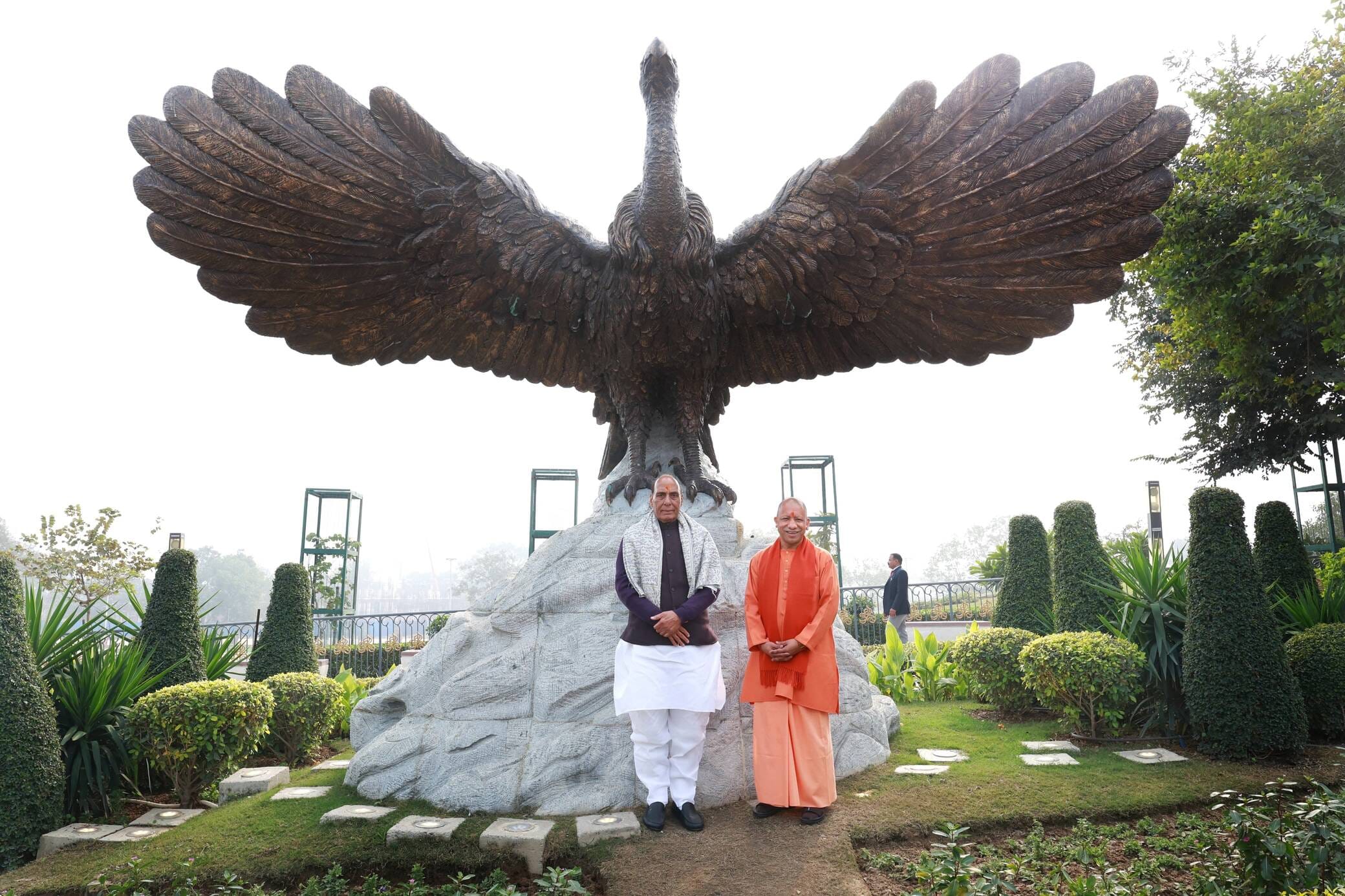 35-अंगदटीला पर आयोजित कार्यक्रम में रक्षामंत्री राजनाथ सिंह का स्वागत करते मुख्यमँत्री योगी आदि