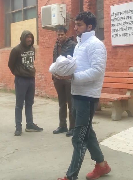 35...अपनी मां प्रियंका से जूते पहनाने को बोल रहा वंश। साथ में बड़ा भाई आरव है। स्रोत : परिजन 35...अपनी मां प्रियंका से जूते पहनाने को बोल रहा वंश। साथ में बड़ा भाई आरव है। स्रोत : परिजन
