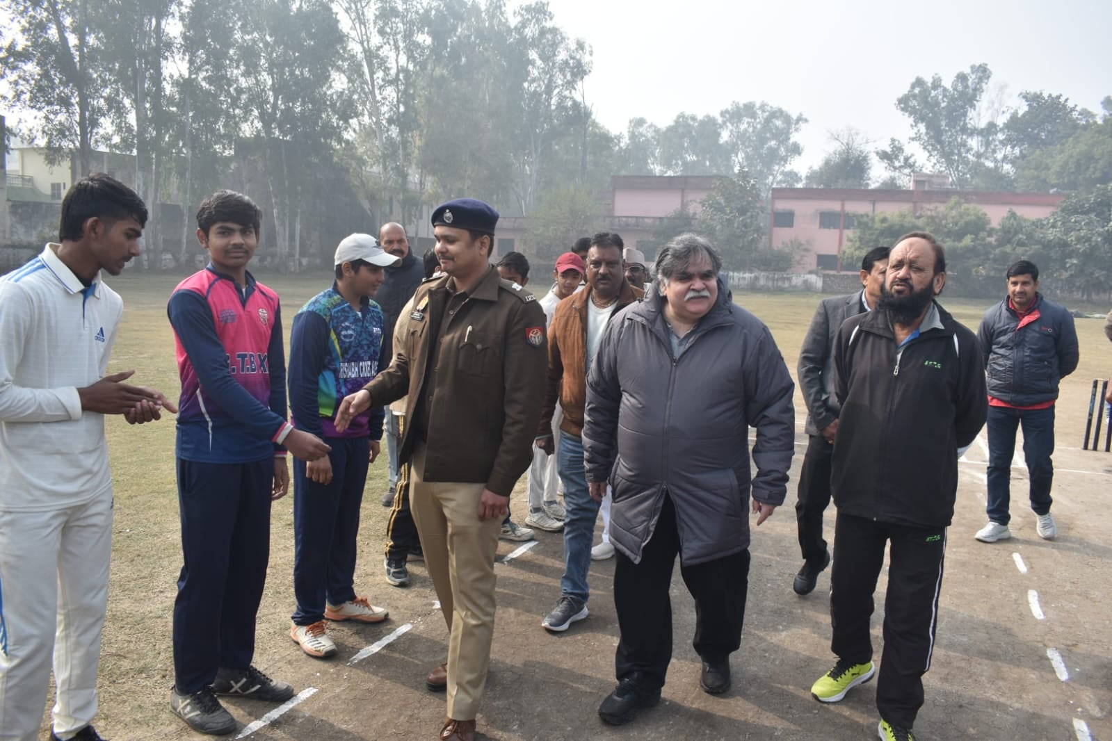 आईटीआई साकेत में हेमा कोहली मेमोरियल क्रिकेट टूर्नामेंट में खिलाड़ियों से परिचय प्राप्त करते मु आईटीआई साकेत में हेमा कोहली मेमोरियल क्रिकेट टूर्नामेंट में खिलाड़ियों से परिचय प्राप्त करते मु