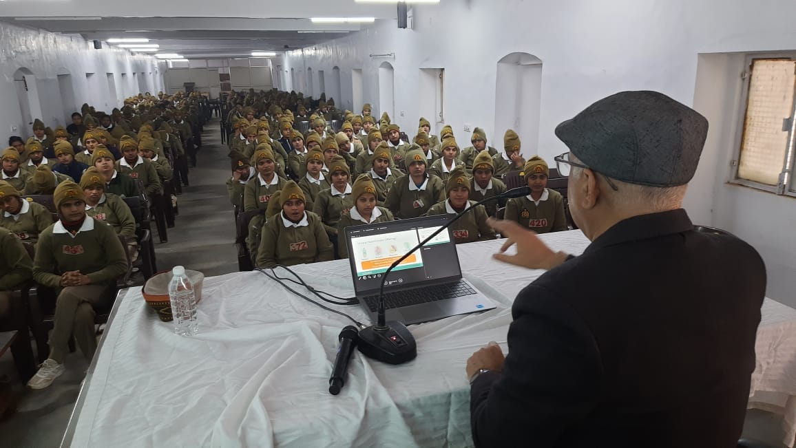 अटल बिहरी वाजपेयी प्रेक्षागृह में आयोजित कार्यक्रम में कर्मचारी को पुस्तक देते डीएम धर्मेंद्र प अटल बिहरी वाजपेयी प्रेक्षागृह में आयोजित कार्यक्रम में कर्मचारी को पुस्तक देते डीएम धर्मेंद्र प