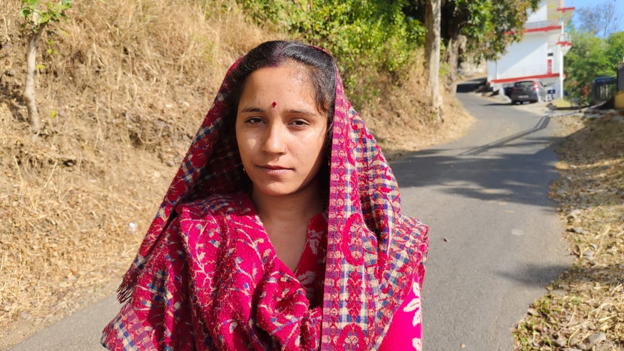 अवाह बस्ती से सड़क की ओर पैदल आती महिलाएं। संवाद।