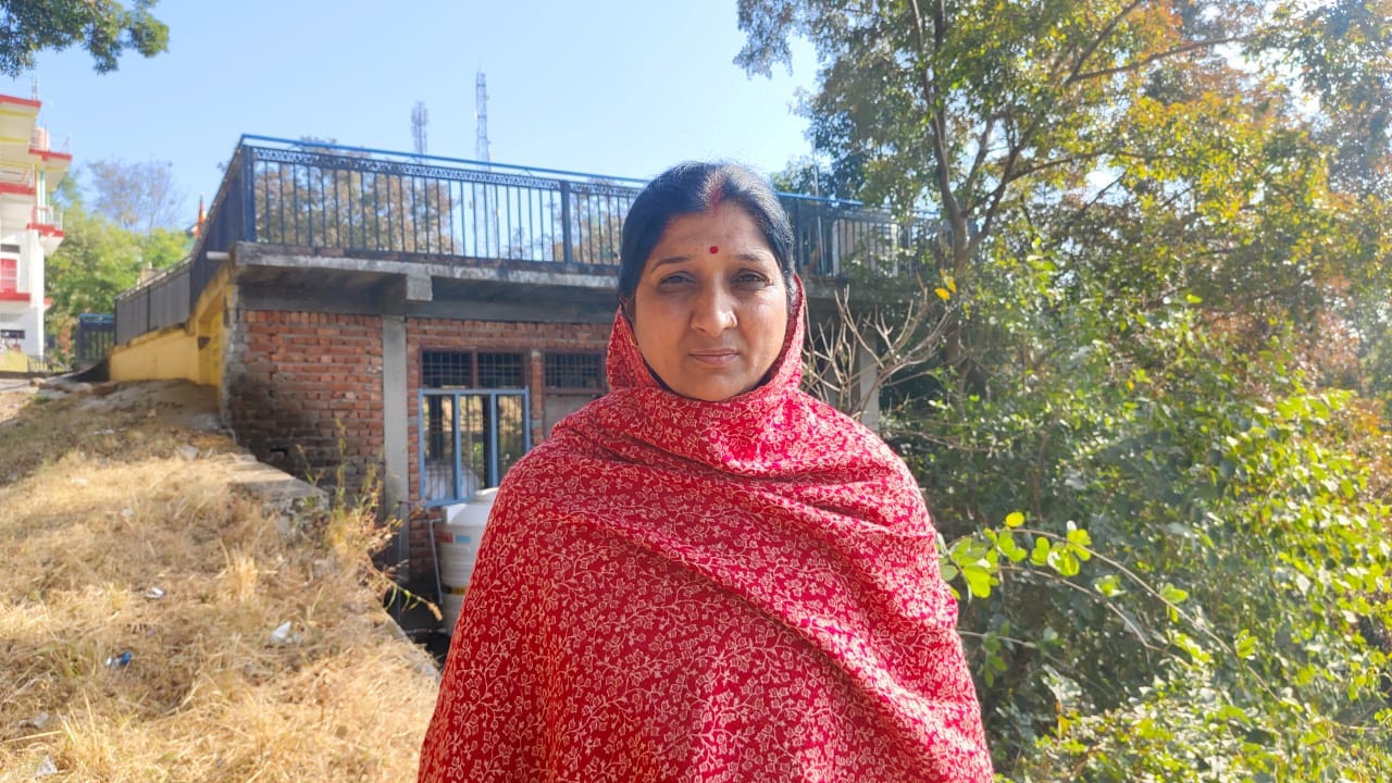 अवाह बस्ती से सड़क की ओर पैदल आती महिलाएं। संवाद।