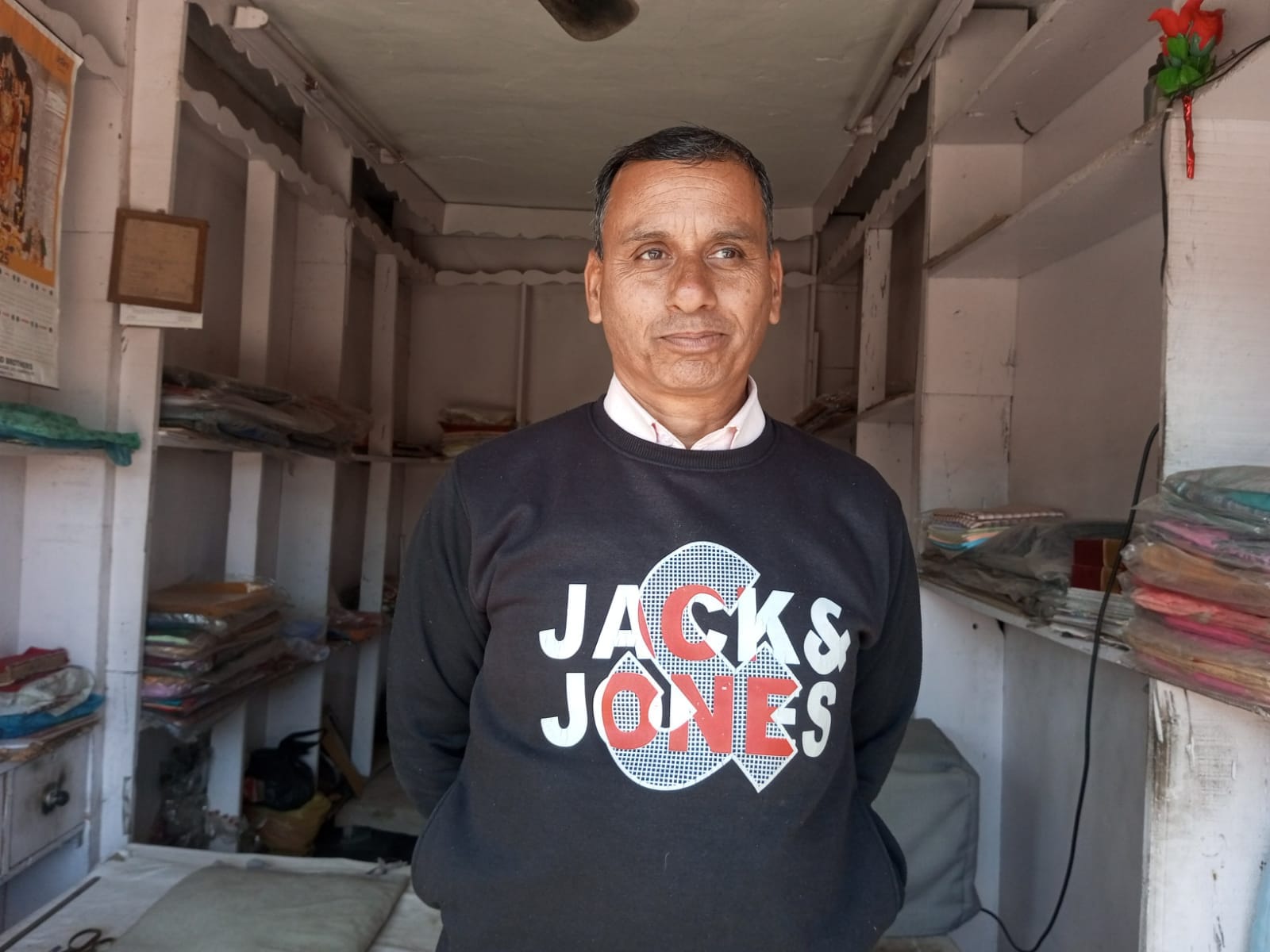 अवाह बस्ती से सड़क की ओर पैदल आती महिलाएं। संवाद।