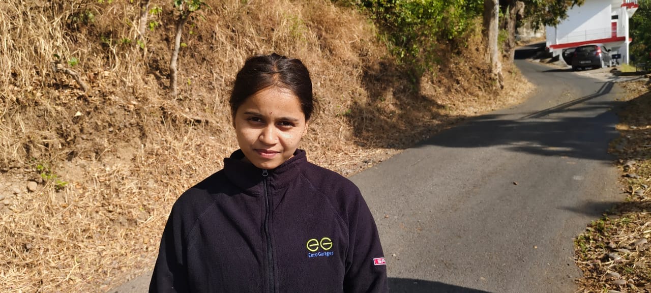 अवाह बस्ती से सड़क की ओर पैदल आती महिलाएं। संवाद।