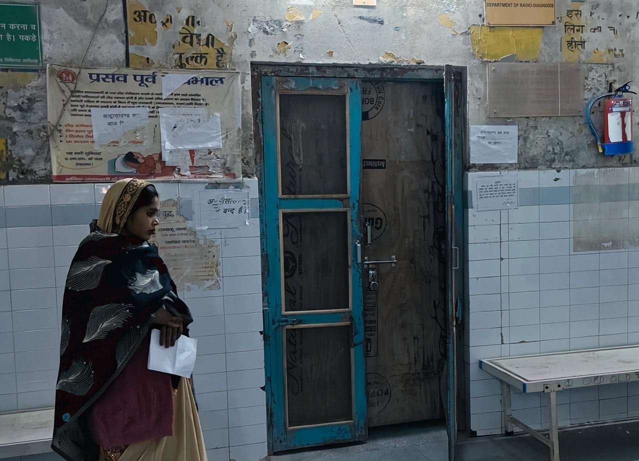 भीषण ठंड में खुले में बैठे तीमारदार। संवाद भीषण ठंड में खुले में बैठे तीमारदार। संवाद