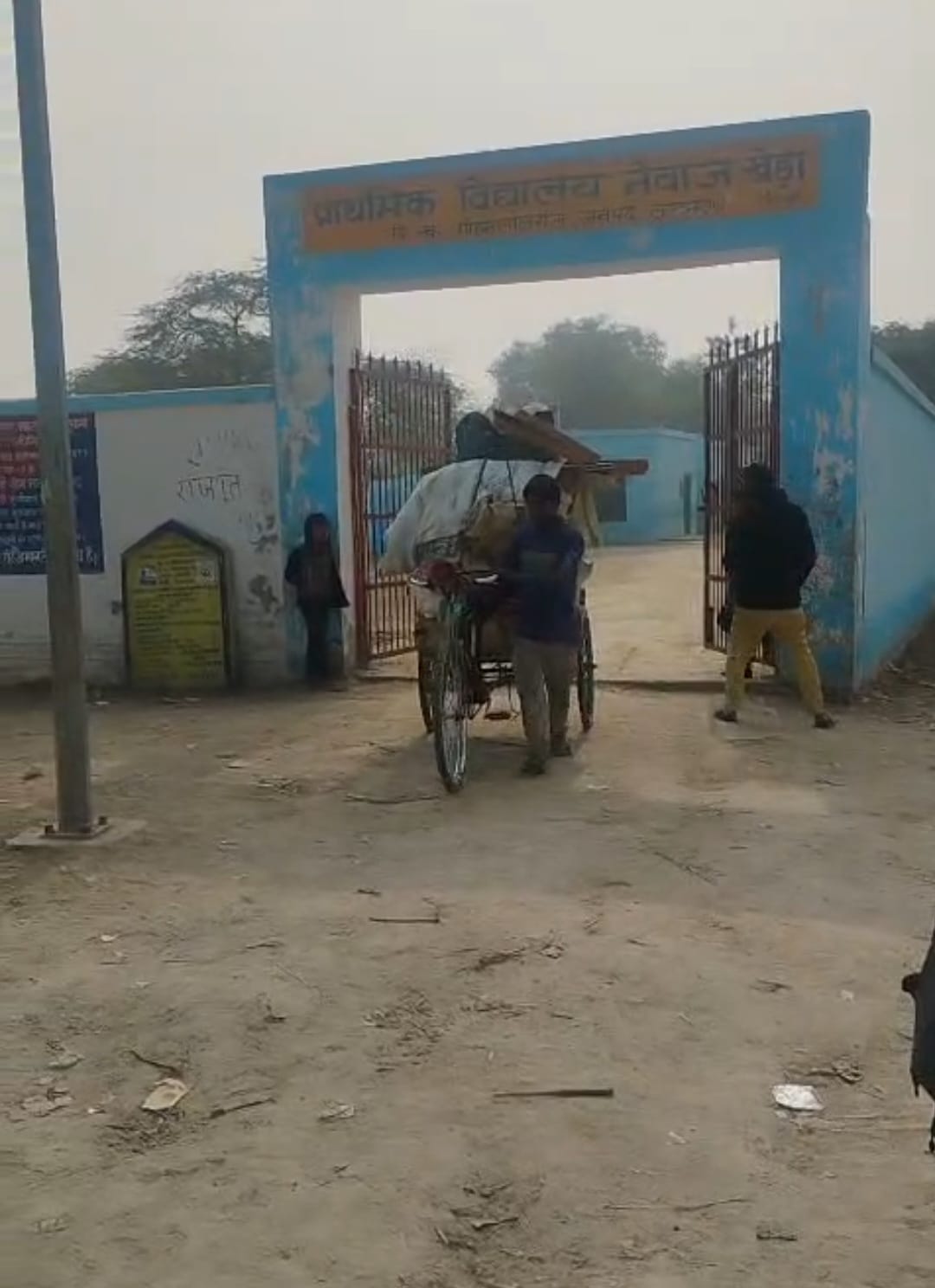 बोरी में भरकर कार्य पुस्तिकाएं ले जाता कबाड़ी। कुछ ऐसी दिख्ती हैं कार्य पुस्तिकाएं। -वीडियोग्रैब बोरी में भरकर कार्य पुस्तिकाएं ले जाता कबाड़ी। कुछ ऐसी दिख्ती हैं कार्य पुस्तिकाएं। -वीडियोग्रैब