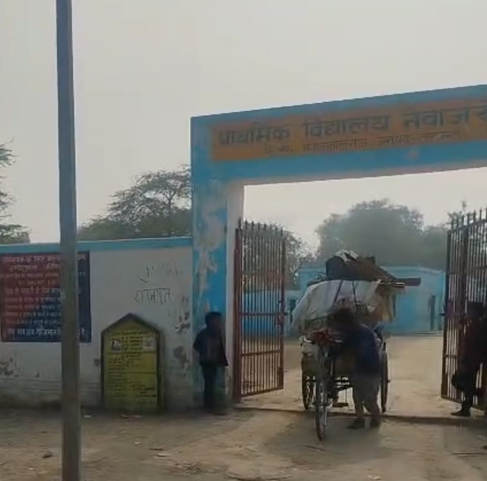 बोरी में भरकर कार्य पुस्तिकाएं ले जाता कबाड़ी। कुछ ऐसी दिख्ती हैं कार्य पुस्तिकाएं। -वीडियोग्रैब बोरी में भरकर कार्य पुस्तिकाएं ले जाता कबाड़ी। कुछ ऐसी दिख्ती हैं कार्य पुस्तिकाएं। -वीडियोग्रैब