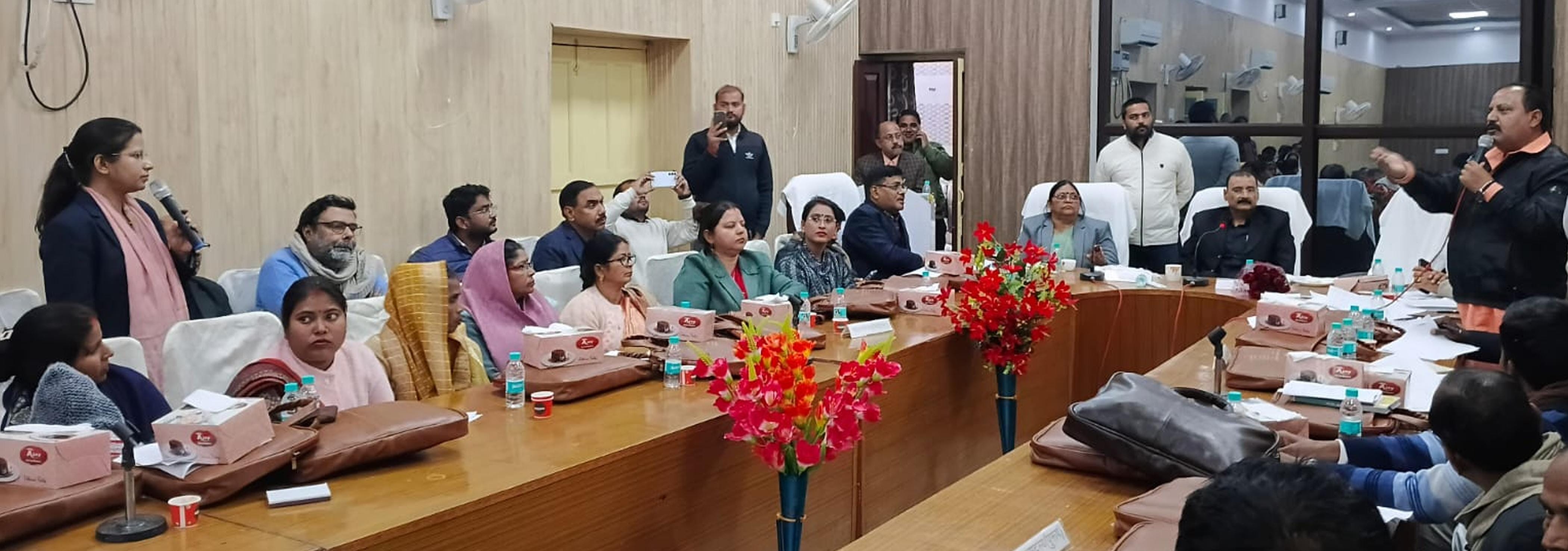 फोटो-28-जिला पंचायत की बोर्ड बैठक में मौजूद अध्यक्ष, अधिकारी व सदस्य। संवाद फोटो-28-जिला पंचायत की बोर्ड बैठक में मौजूद अध्यक्ष, अधिकारी व सदस्य। संवाद