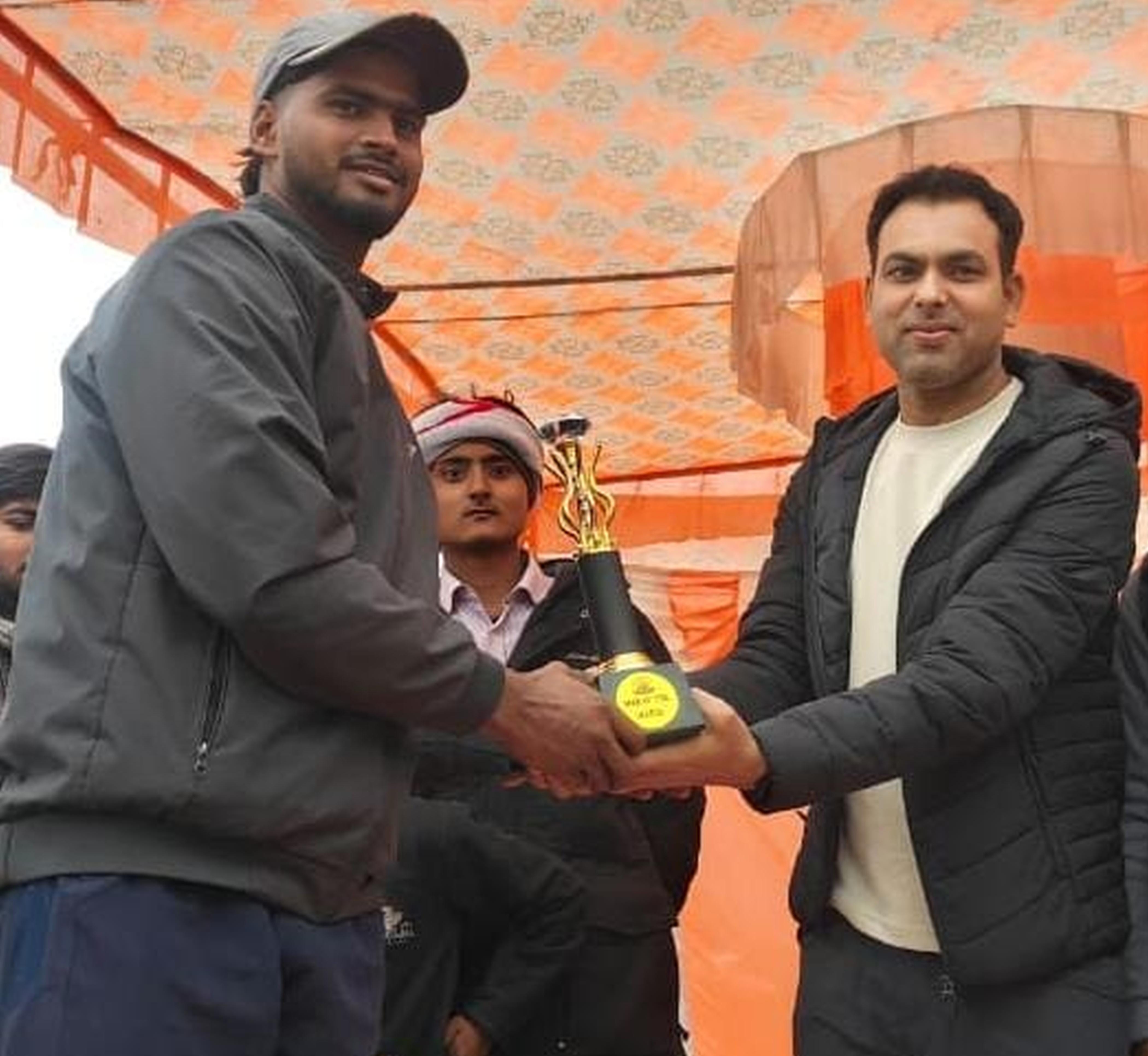 फोटो-7-चौडगरा में मैन आफ दा मैच का पुरस्कार देते कमेटी पदाधिकारी। संवाद फोटो-7-चौडगरा में मैन आफ दा मैच का पुरस्कार देते कमेटी पदाधिकारी। संवाद