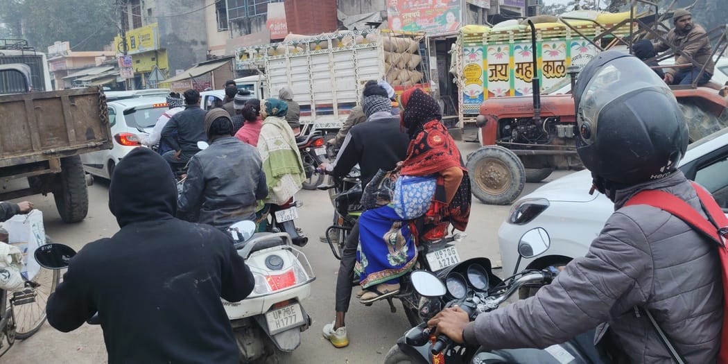 फोटो-9-कस्बे के ललौली चौराहे पर लगा जाम। संवाद फोटो-9-कस्बे के ललौली चौराहे पर लगा जाम। संवाद