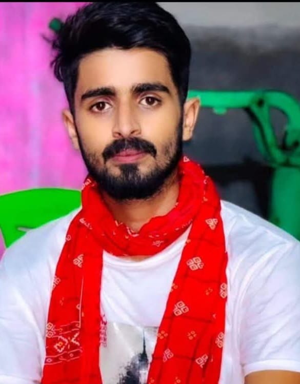 गहमर कोतवाली के पास मृतक अंकित सिंह के शव को देखकर रोते-बिलखते परिजन। संवाद