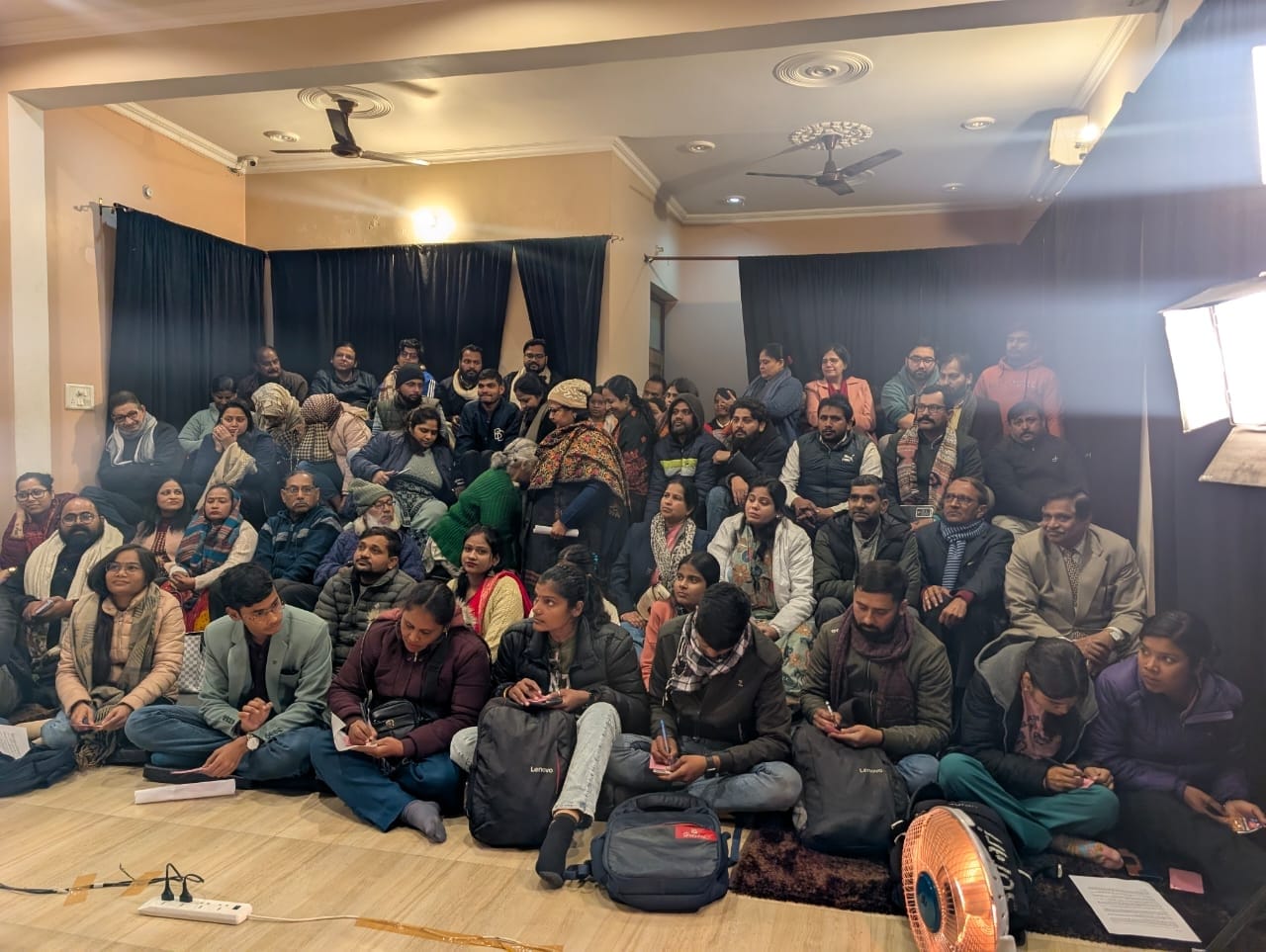 गोमतीनगर विस्तार में स्थित खरगापुर में एकल अभिनय से सजे नाटक फूलन देवी बनोगी तुम... का मंचन मंग गोमतीनगर विस्तार में स्थित खरगापुर में एकल अभिनय से सजे नाटक फूलन देवी बनोगी तुम... का मंचन मंग