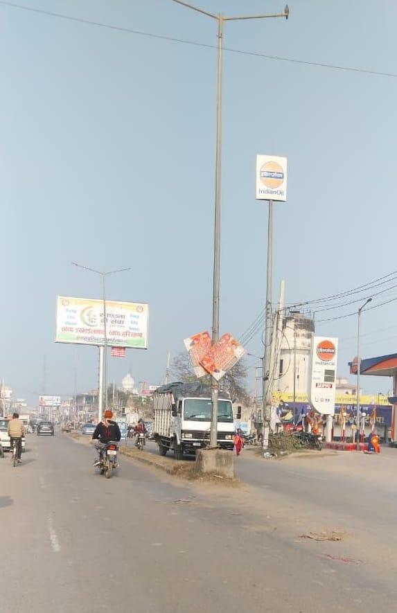 इस्माईलाबाद। हाईवे पर सरकारी पोल पर लगे होर्डिंग्स। संवाद इस्माईलाबाद। हाईवे पर सरकारी पोल पर लगे होर्डिंग्स। संवाद